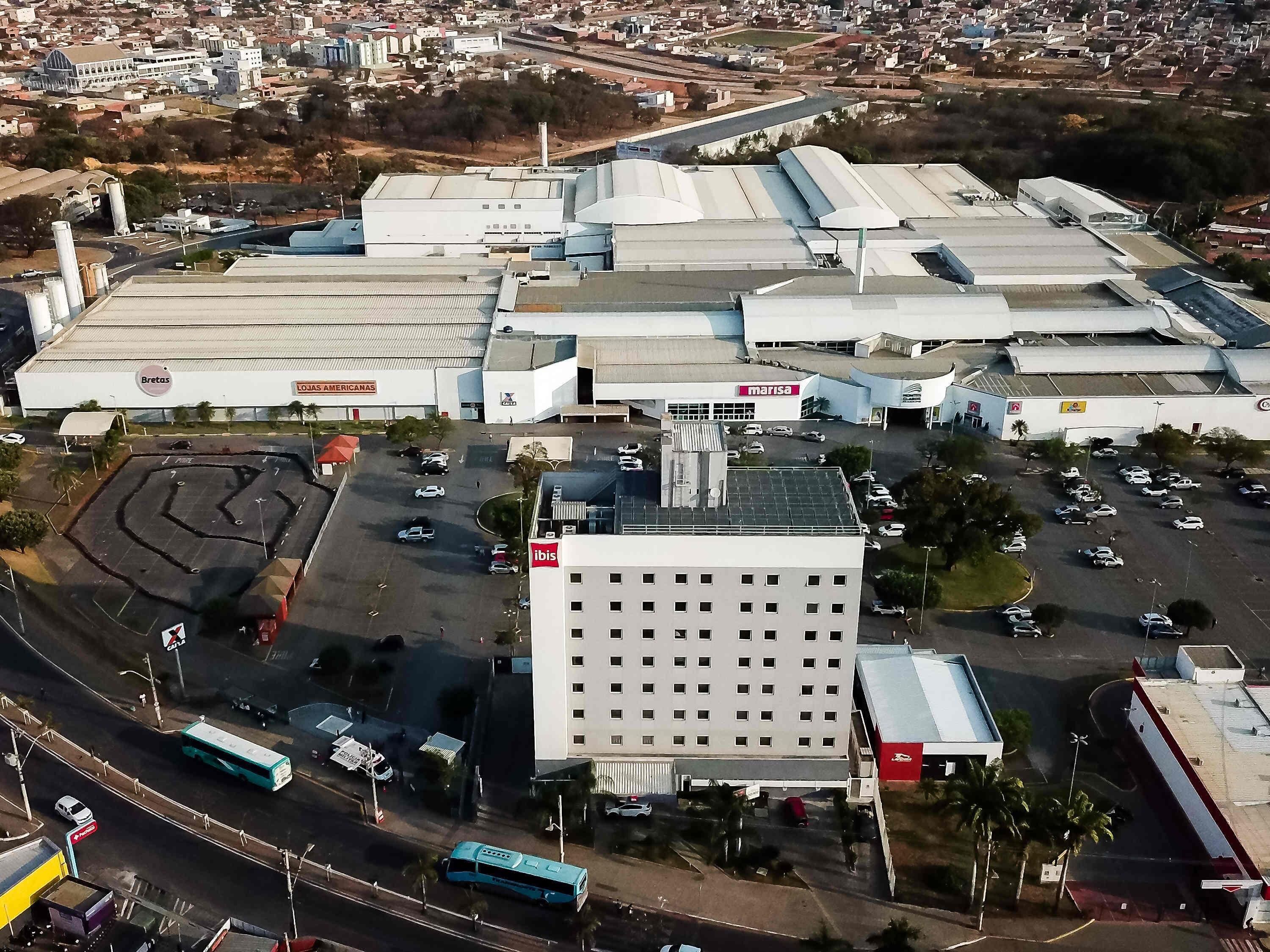 Zona industrial con edificios grandes, estacionamientos y algunos autobuses.