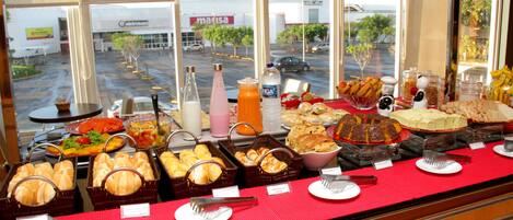 Daily full breakfast (BRL 39.00 per person)