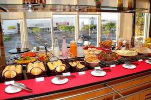 Café da manhã completo todos os dias (BRL 39.00 por pessoa)