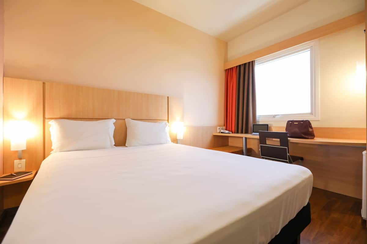 standard room, 1 double bed | minibar, desk, soundproofing, iron/ironing board