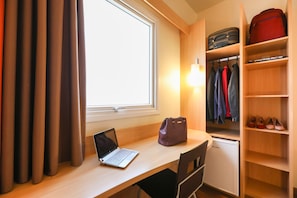 Habitació estàndard, 1 llit doble | Minibar, escriptori i habitacions insonoritzades
