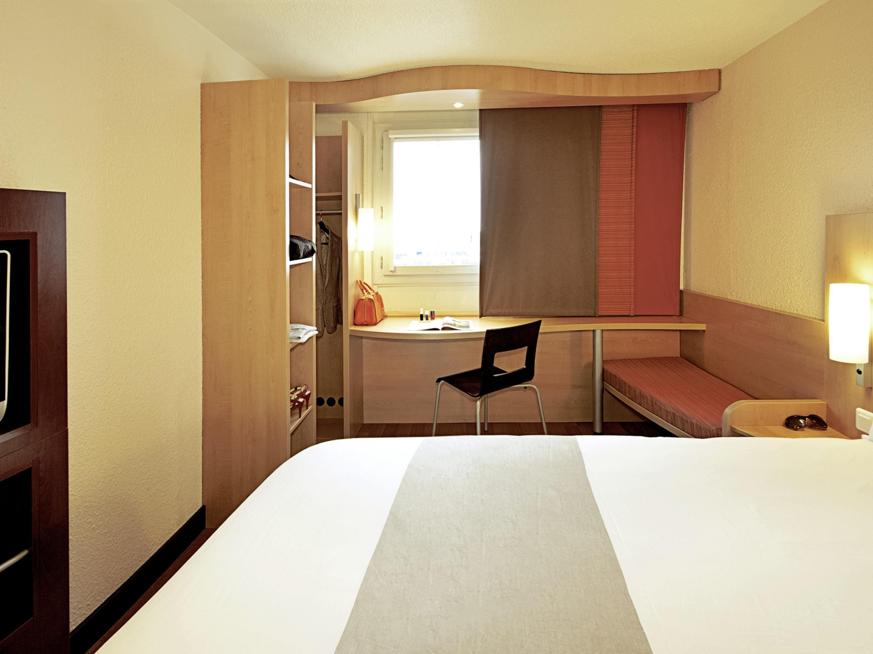 Standaard kamer, 1 tweepersoonsbed | Een minibar, een bureau, geluiddichte muren, een strijkplank/strijkijzer