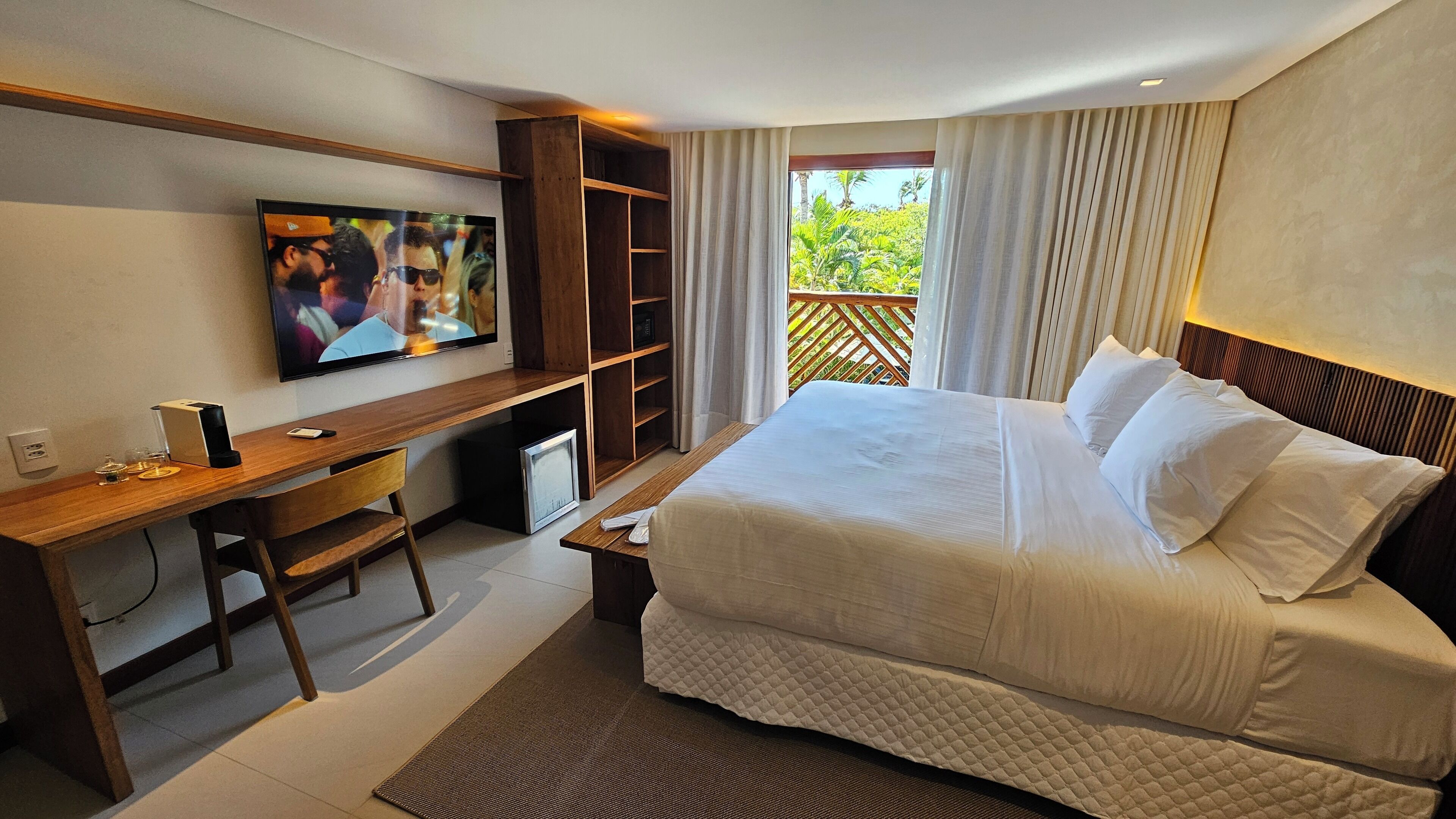 Minibar, in-room safe, bed sheets