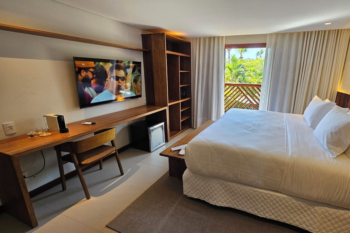 Deluxe Room, 1 King Bed, Non Smoking | Minibar, in-room safe, bed sheets