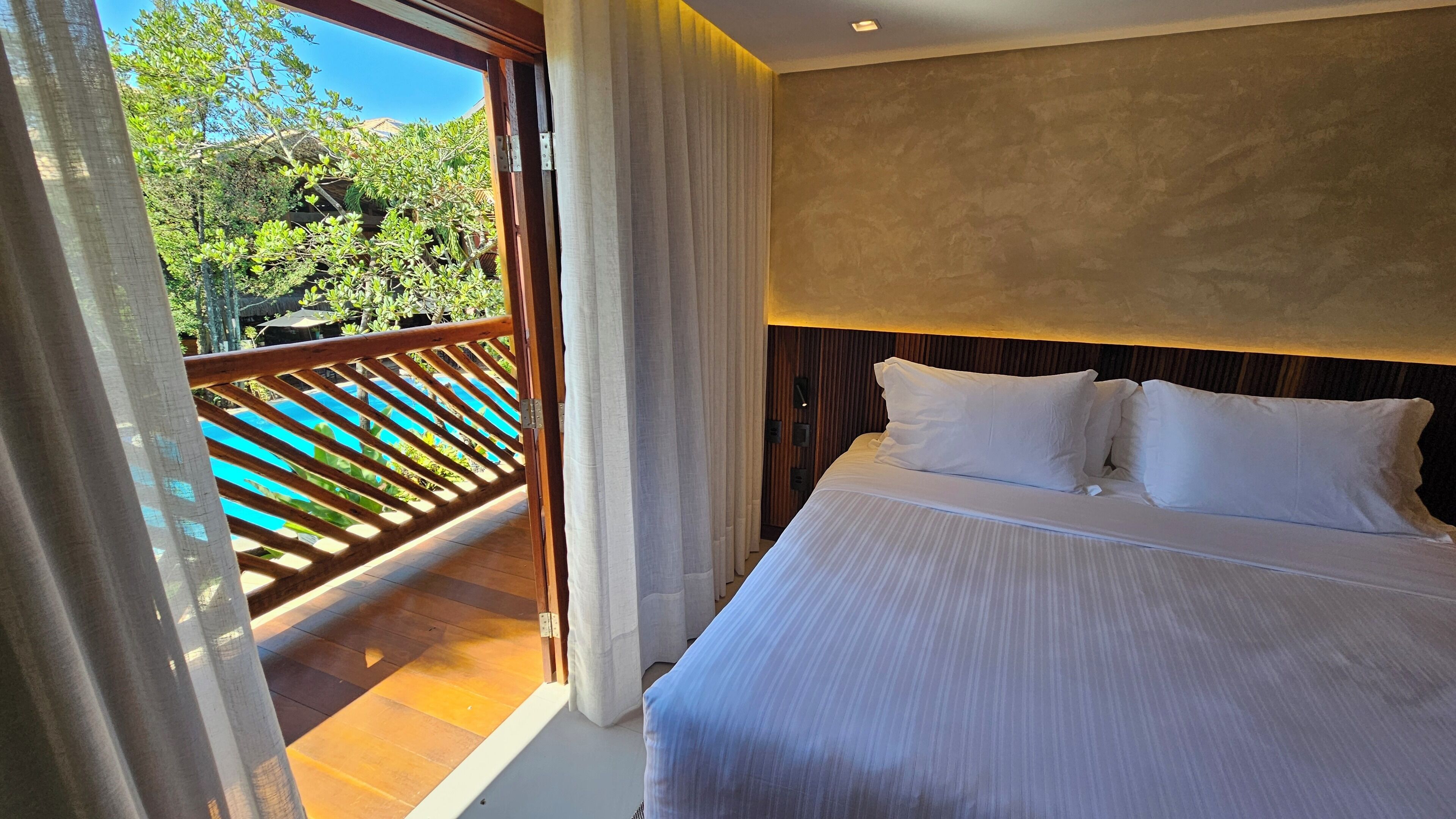 Deluxe Room, 1 King Bed, Non Smoking | Minibar, in-room safe, bed sheets