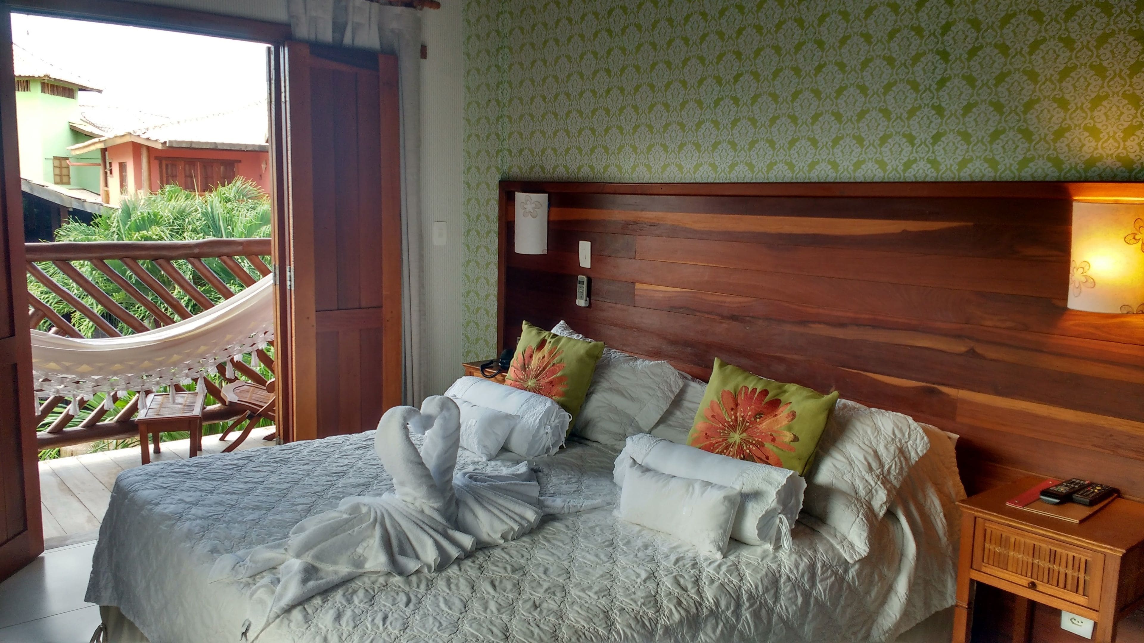 honeymoon suite | minibar, in-room safe, bed sheets