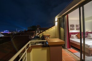 家庭房, 城市景观 (Deluxe, Free Airport Pick Up) | 露台