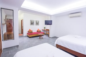 Quarto (Deluxe Superior Without Window) | 20 quartos, frigobar, cofres nos quartos, escrivaninha