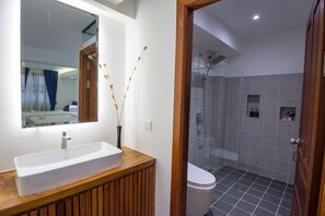 Shower, rainfall showerhead, free toiletries, slippers