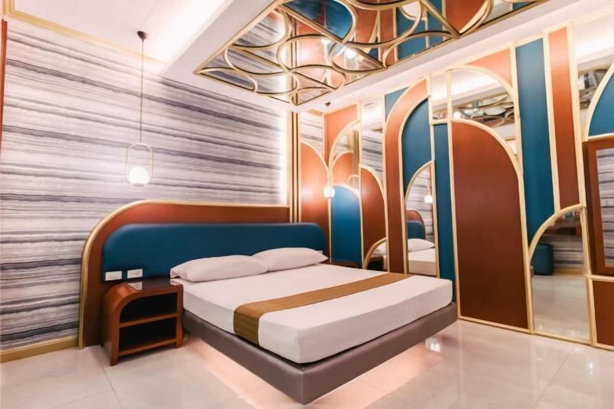 Memory foam beds, minibar, soundproofing, WiFi (free)