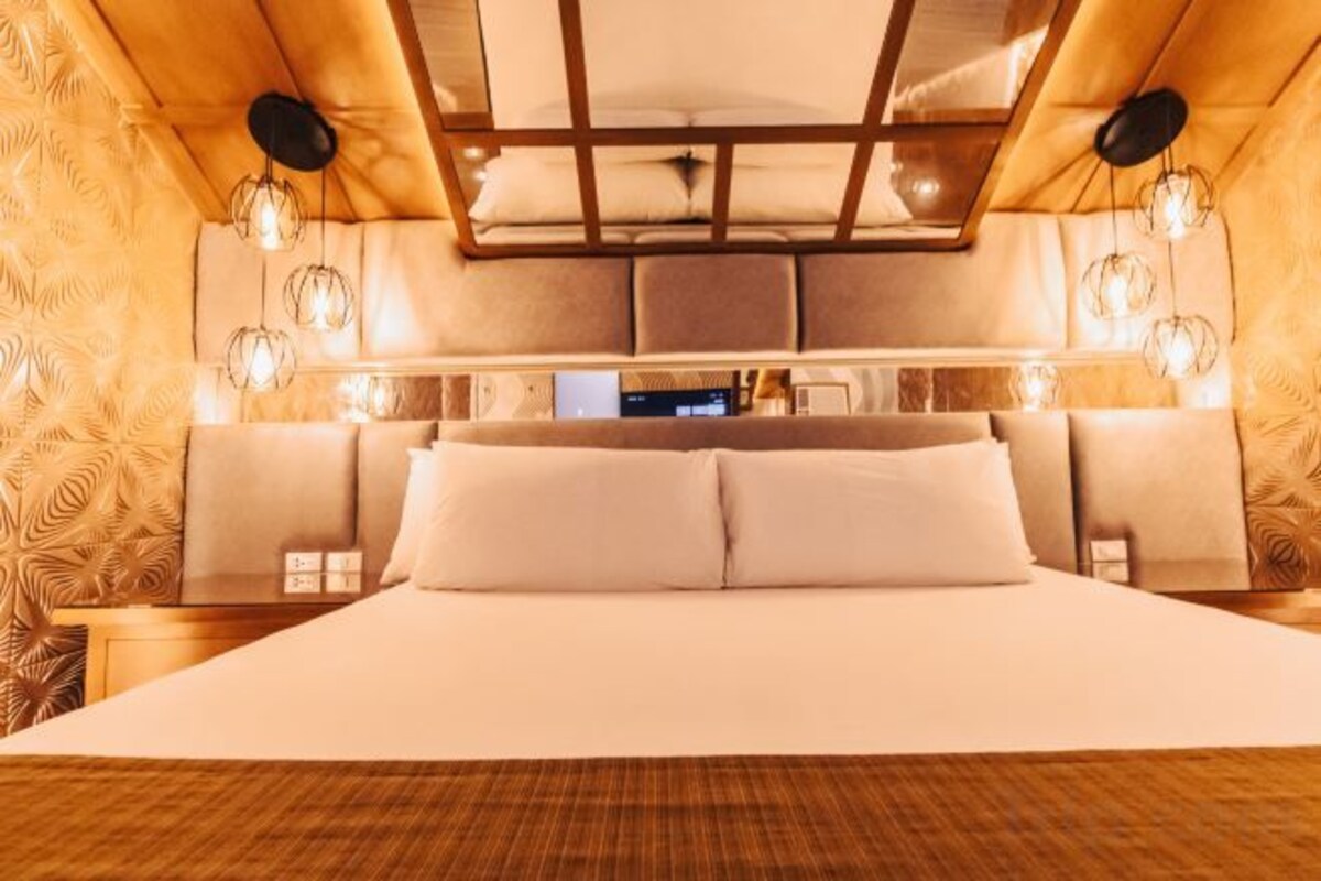 Memory foam beds, minibar, soundproofing, WiFi (free)