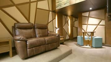 Suite, 1 Queen-Bett | Wohnzimmer | 24-Zoll-LCD-Fernseher mit Digitalempfang, Fernseher