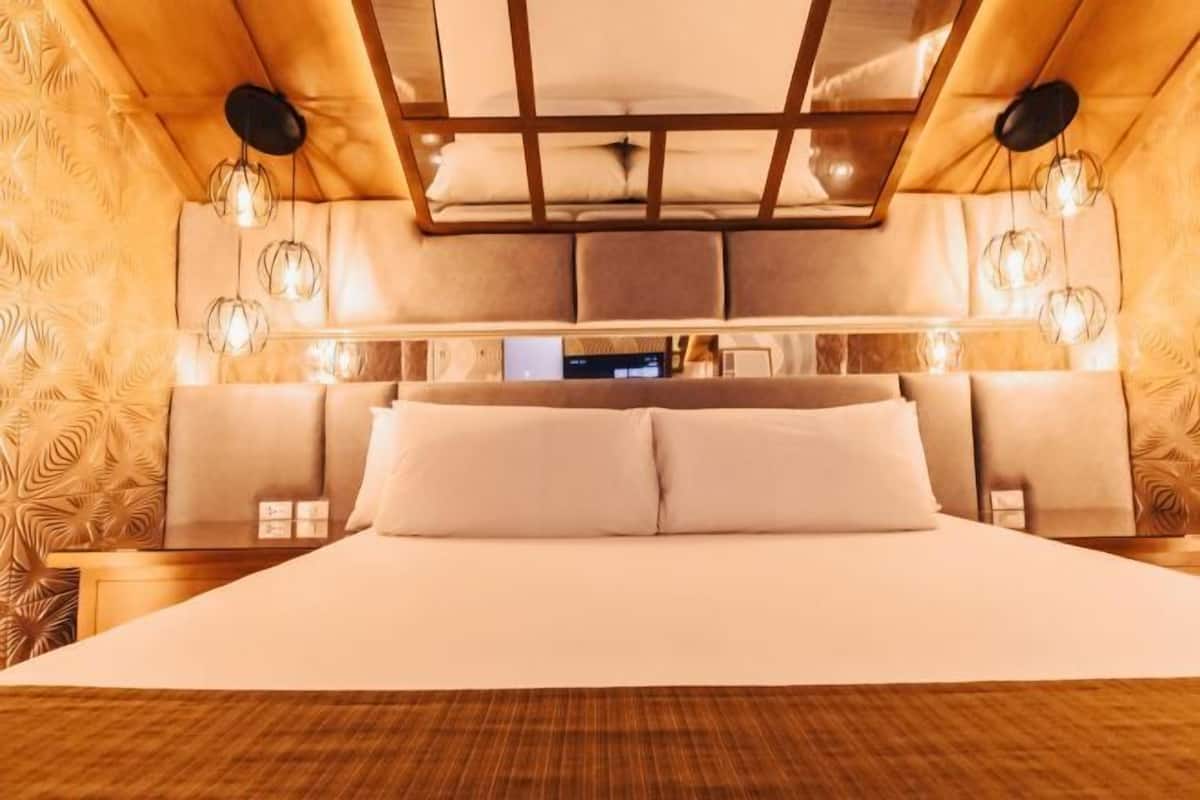 Memory foam beds, minibar, soundproofing, WiFi (free)