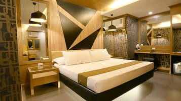 Suite, 1 cama de matrimonio | Colchones viscoelásticos, minibar, decoración individual