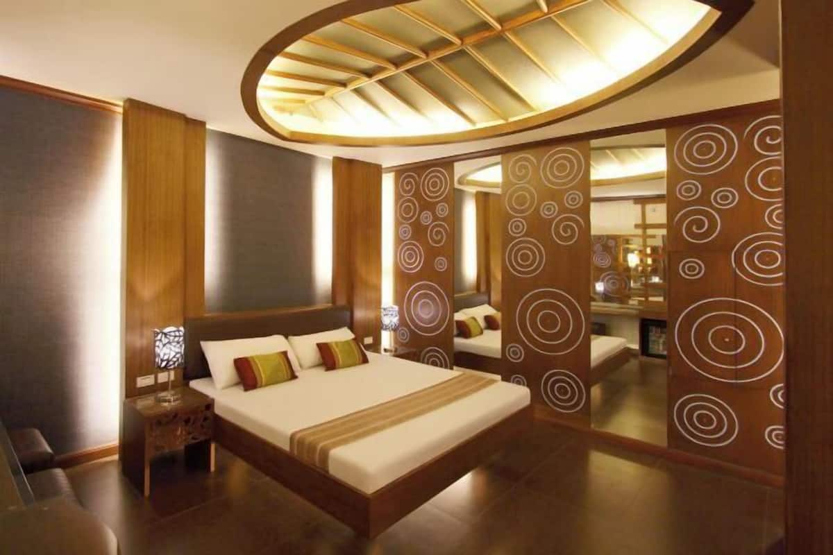 Memory foam beds, minibar, soundproofing, WiFi (free)