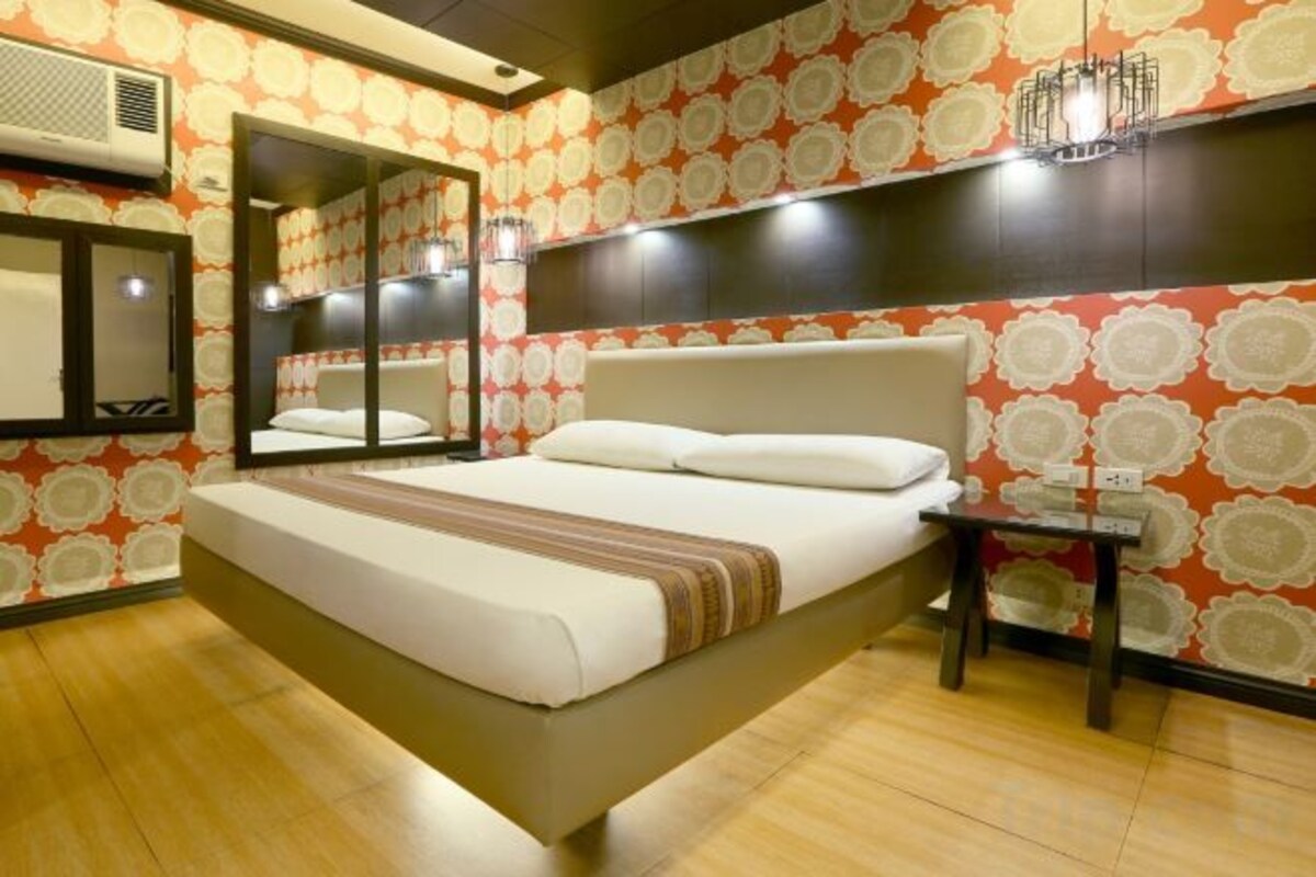 Memory foam beds, minibar, soundproofing, WiFi (free)