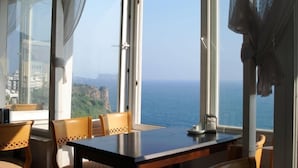 Breakfast, lunch and dinner served - Royal Atalla (Antalya)
