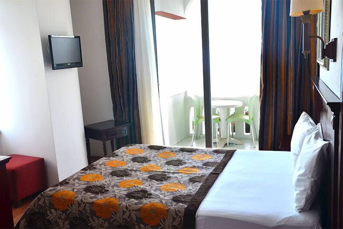 Iron/ironing board, rollaway beds, free WiFi