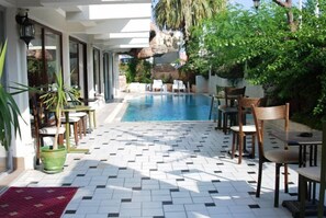 Outdoor pool, pool umbrellas, sun loungers - Royal Atalla (Antalya)