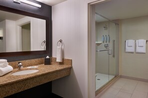 Hair dryer, towels, soap, shampoo - Courtyard by Marriott Calgary Airport (Calgary)