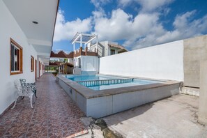 Outdoor pool - OYO Hotel Palma Real (Francisco Uh May)