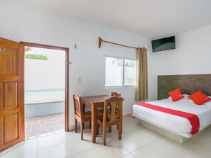 Down comforters, pillowtop beds, in-room safe, desk - OYO Hotel Palma Real (Francisco Uh May)