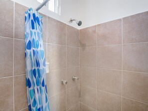 Toalhas de banho, sabonete, shampoo 