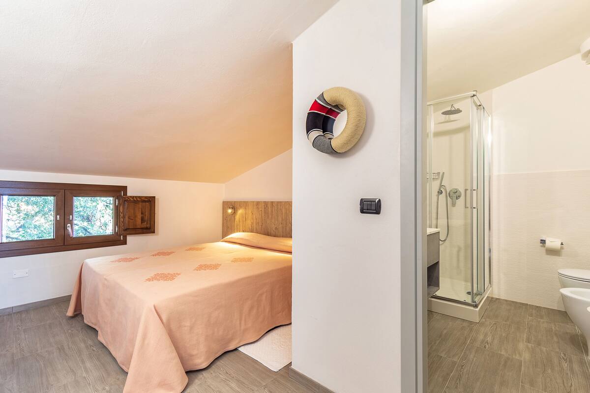 double or twin room | minibar, in-room safe, desk, free wifi