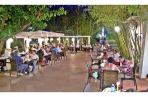 Outdoor dining - Hotel Santa Maria (Baunei)