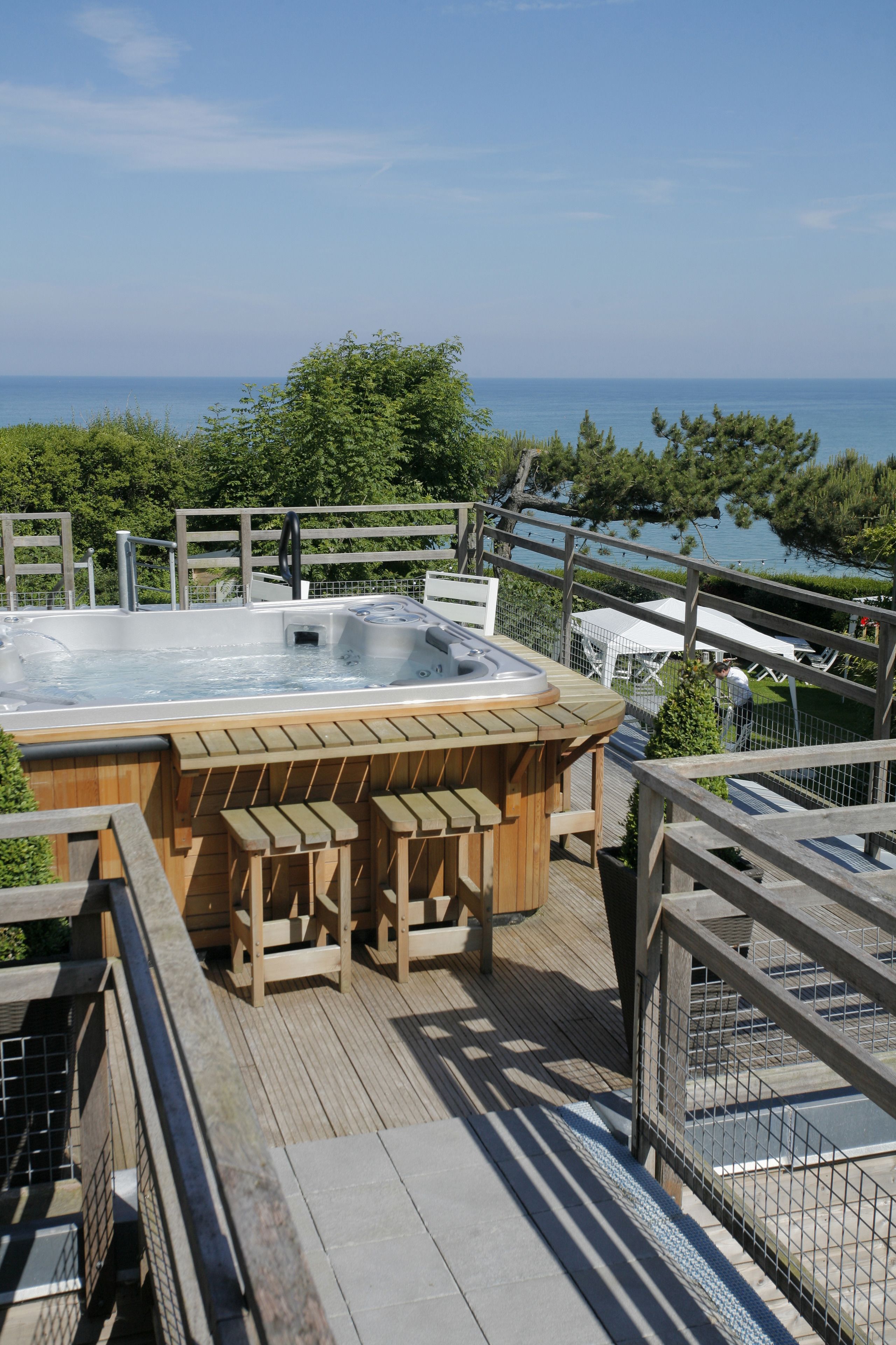 Outdoor spa tub