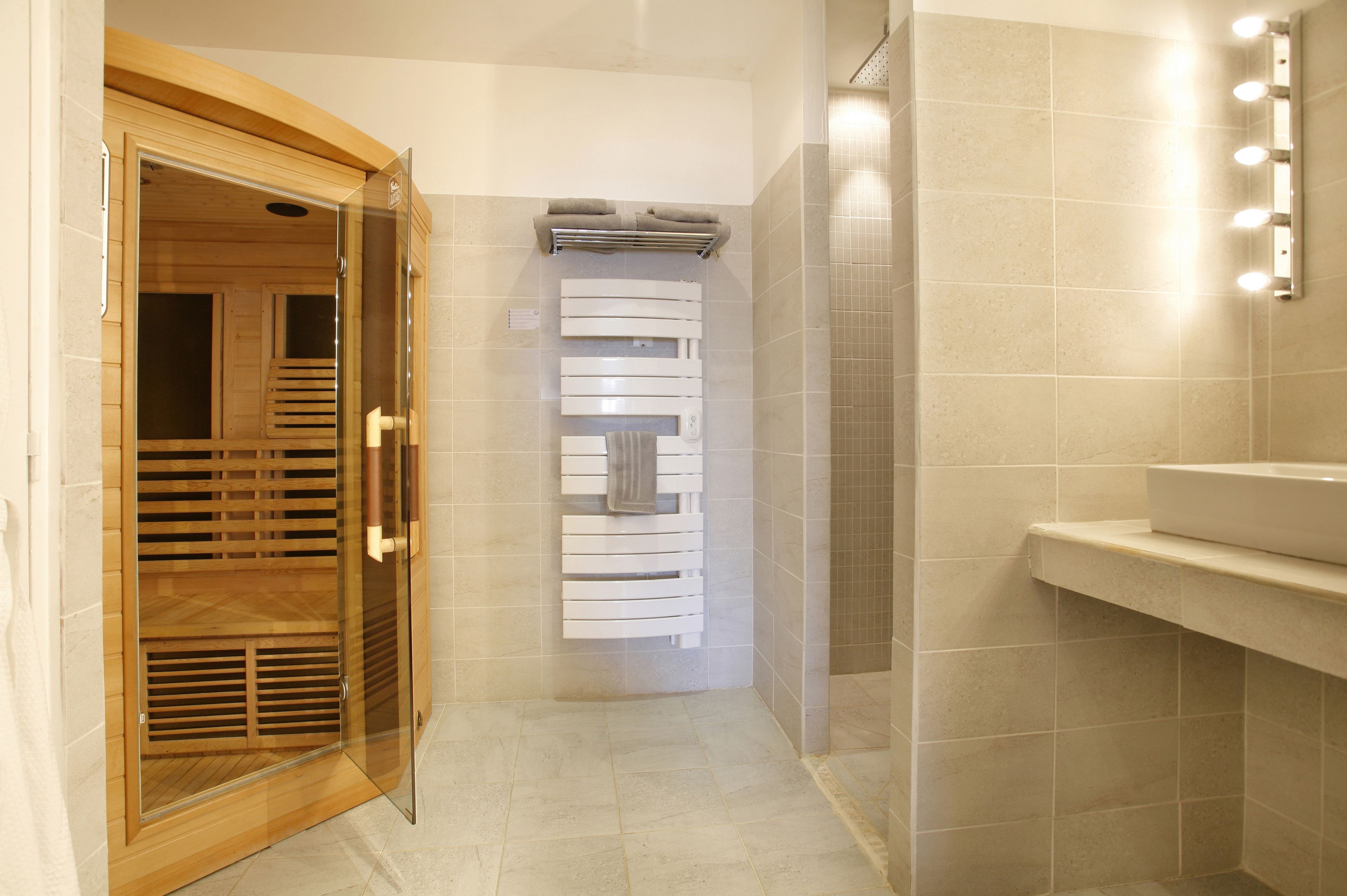 deluxe double room, sea view | bathroom | rainfall showerhead, free toiletries, hair dryer, bathrobes