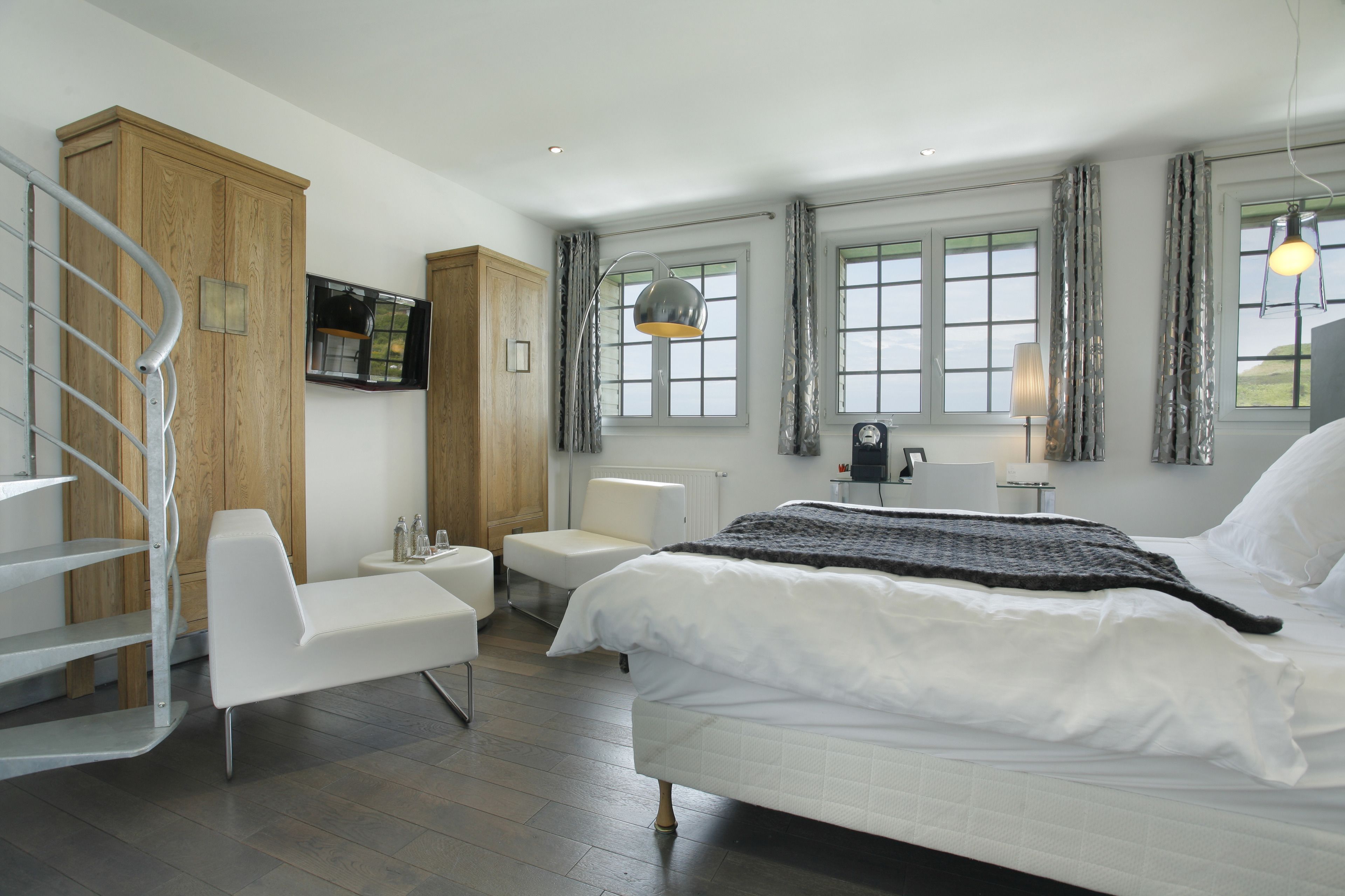 panoramic suite, sea view | minibar, in-room safe, desk, soundproofing