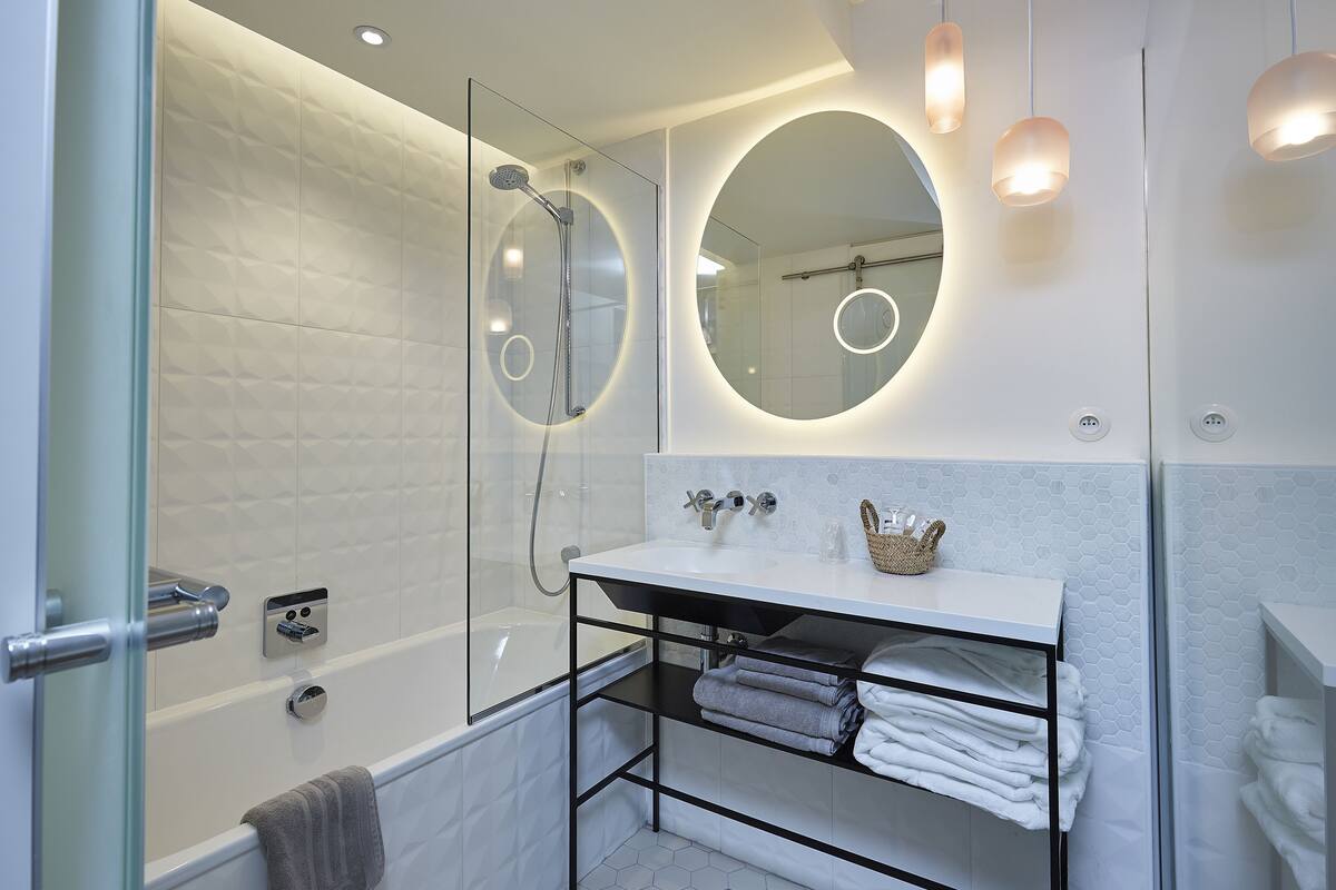 rainfall showerhead, free toiletries, hair dryer, bathrobes