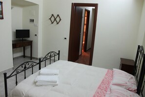 Triple Room, Non Smoking | Minibar, desk, blackout drapes, soundproofing - Locanda Fosca Umbra (Narni)