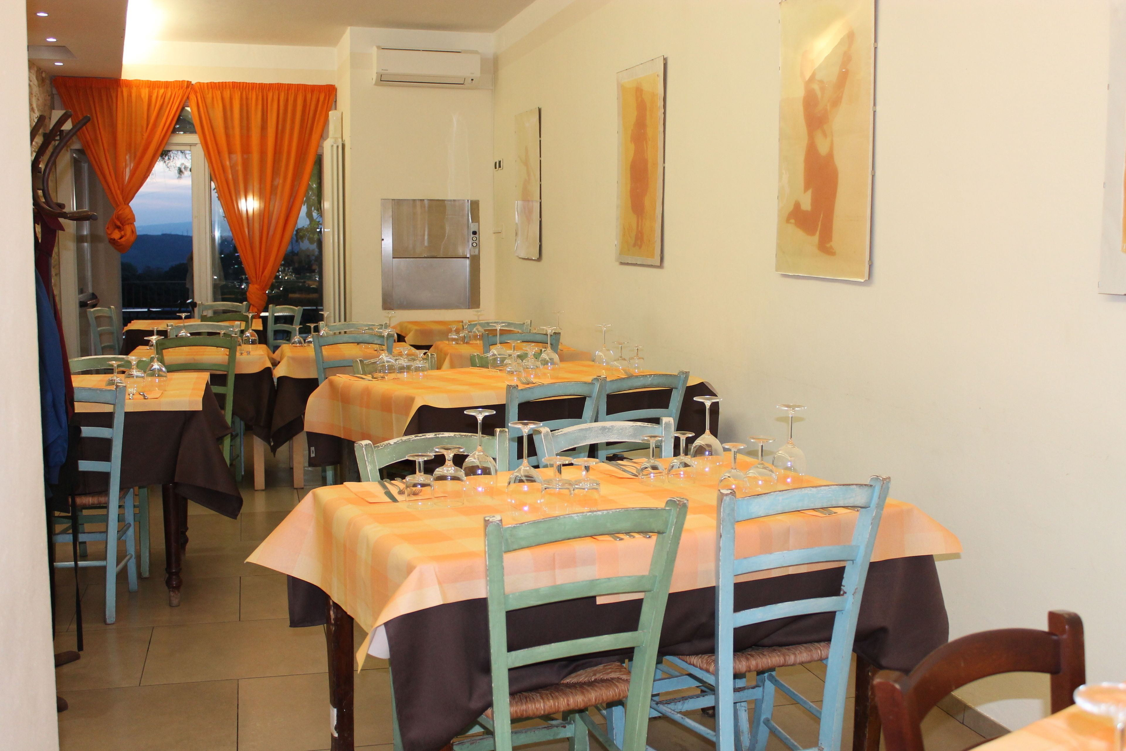 Frühstück, Mittagessen, regionale Küche, Blick auf den Garten 