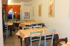 حيث تُقدم وجبات الإفطار، الغداء، الأطباق الإقليمية، إطلالات على الحديقة