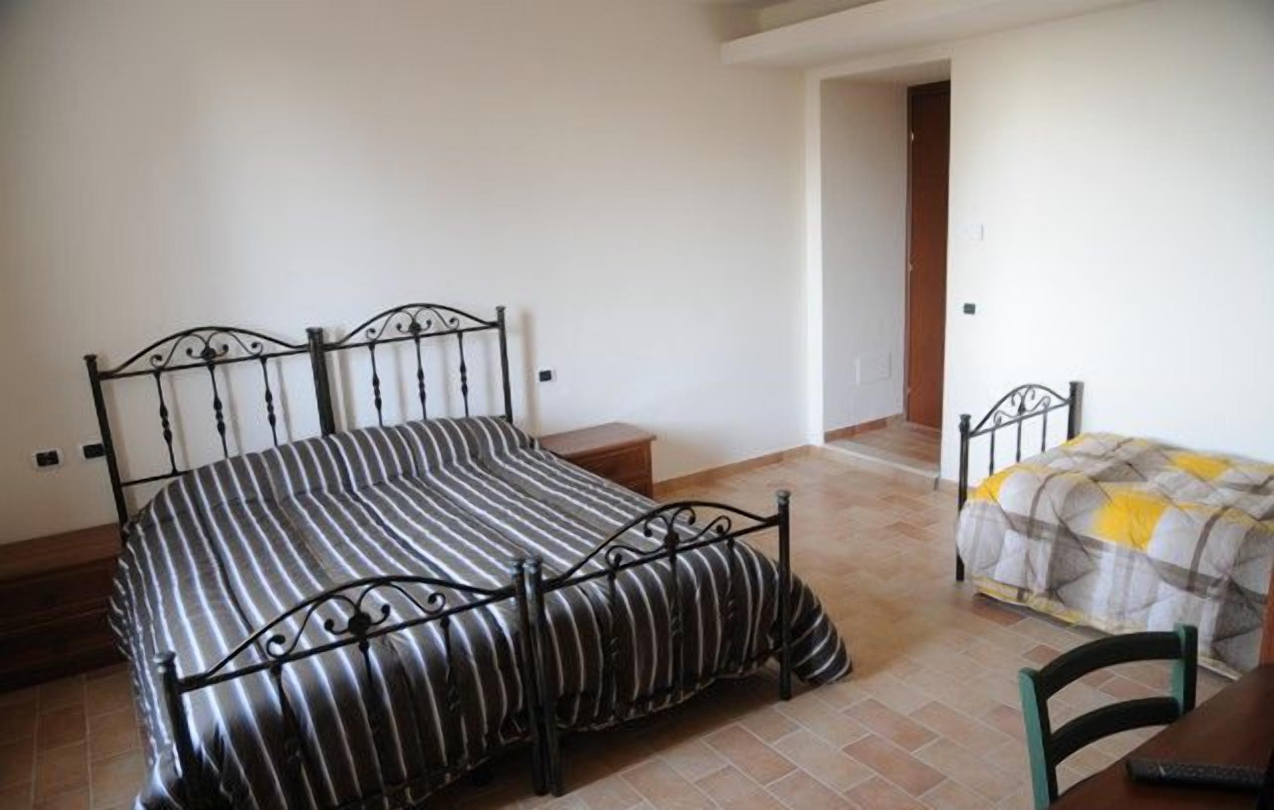 Dreibettzimmer, Nichtraucher | Minibar, Schreibtisch, Verdunkelungsvorhänge, schallisolierte Zimmer