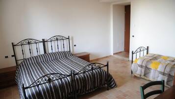 Dreibettzimmer, Nichtraucher | Minibar, Schreibtisch, Verdunkelungsvorhänge, schallisolierte Zimmer