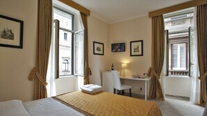 Literie de qualité supérieure, coffres-forts dans les chambres, bureau