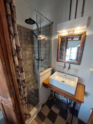Suite, 2 lits une place | Salle de bain