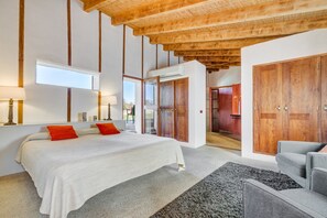 Superior Suite | Egyptian cotton sheets, premium bedding, down comforters, minibar