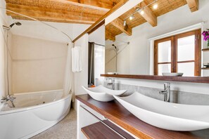 Suite superior | Baño | Artículos de higiene personal gratuitos, secador de pelo y toallas