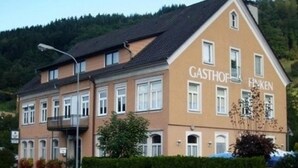 A two-story building with the name "Gasthof Flanken" on the facade. - Gasthaus Finken (Oppenau)