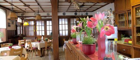 Breakfast, lunch, dinner served; German cuisine