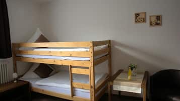 Bureau, lits bébé (gratuits), lits pliants/supplémentaires