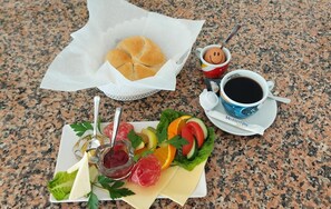 Daily continental breakfast for a fee - Apartamentos Alamos (Son Servera)