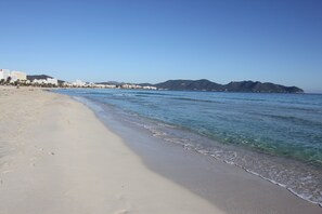 En la playa, arena blanca
