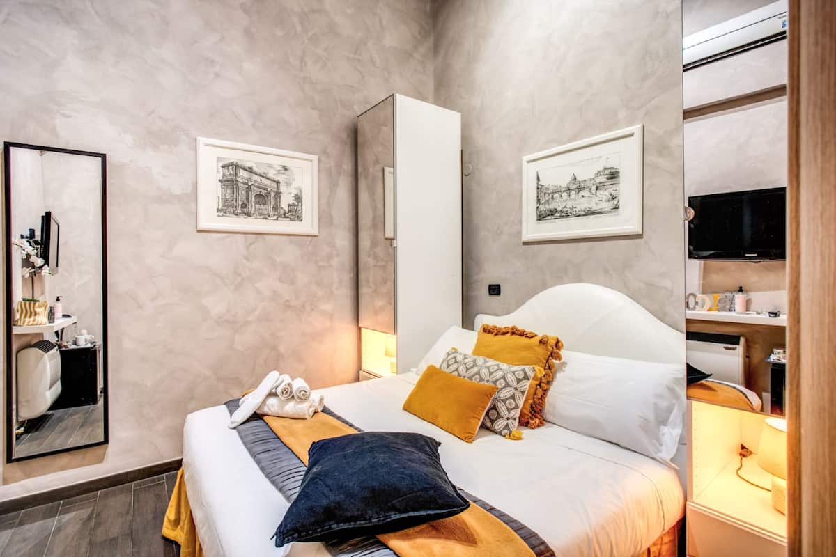 Egyptian cotton sheets, premium bedding, down comforters, in-room safe