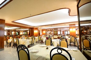 Melayani sarapan, makan siang, dan makan malam