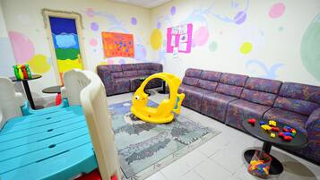 Área de juegos infantiles bajo techo